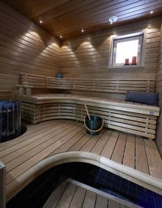 Isoon Pihlajan saunassa on Sun Sauna Classic malliston laude lämpökäsiteltyä haapaa.