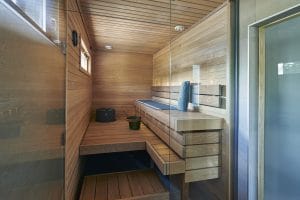 Jetta-talon saunassa on Relax-malliston pelkistettyä linjaa edustavat lauteet.