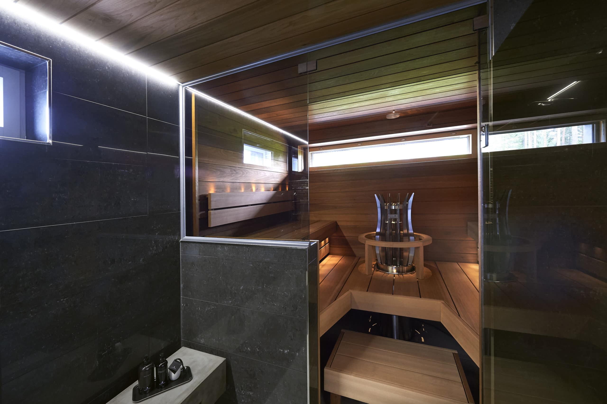 Jämerän saunassa on leveästä 190 mm jättiläistuijasta valmistettu vastakkain istuttava ”seurustelulaude”