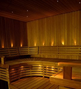 Kattoon asennettavat saunan kuituvalot ovat olennainen osa valaistuksen suunnittelua.