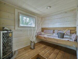 Relax-lauteet ja valkoiseksi sävytetty hirsiseinä