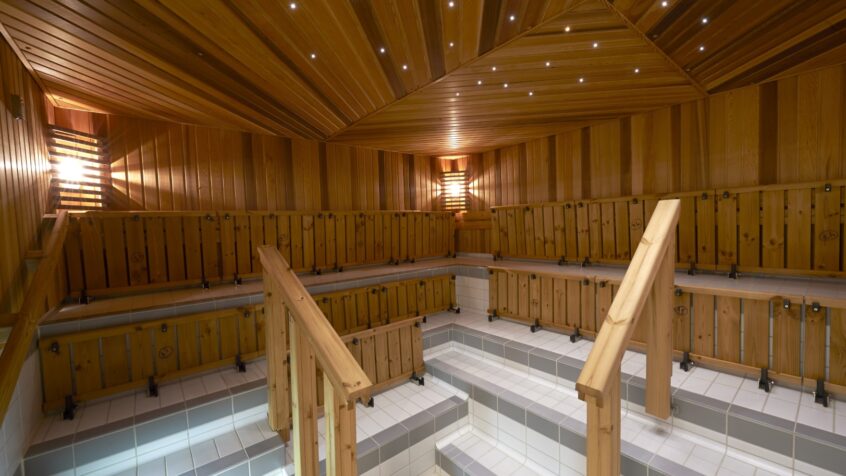 Esteetön ja tyylikäs sauna 2026: Valitse oikea nousukaide ja laudetuki