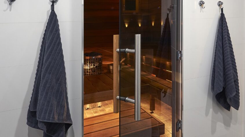 Saunan oven huolto: pidä ovi kauniina ja toimivana pitkään