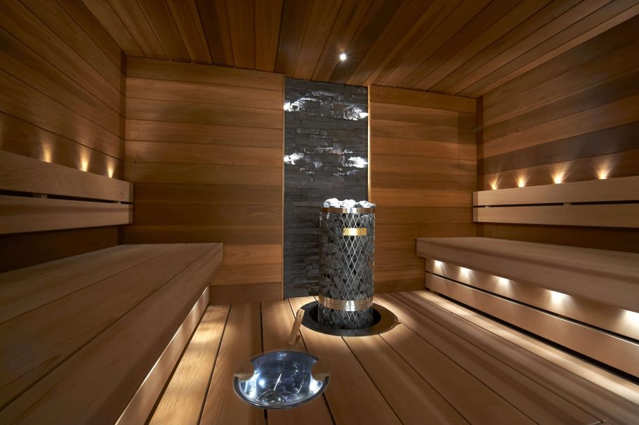 Walls and ceiling in 15x145 STS heat treated magnolia panels. Boards Relax and 185 giant slats. 32-fiber ceiling light and illuminated Sun Sauna water bowl. In addition, there is a Cariitt ceiling light with 1+4 fibres.