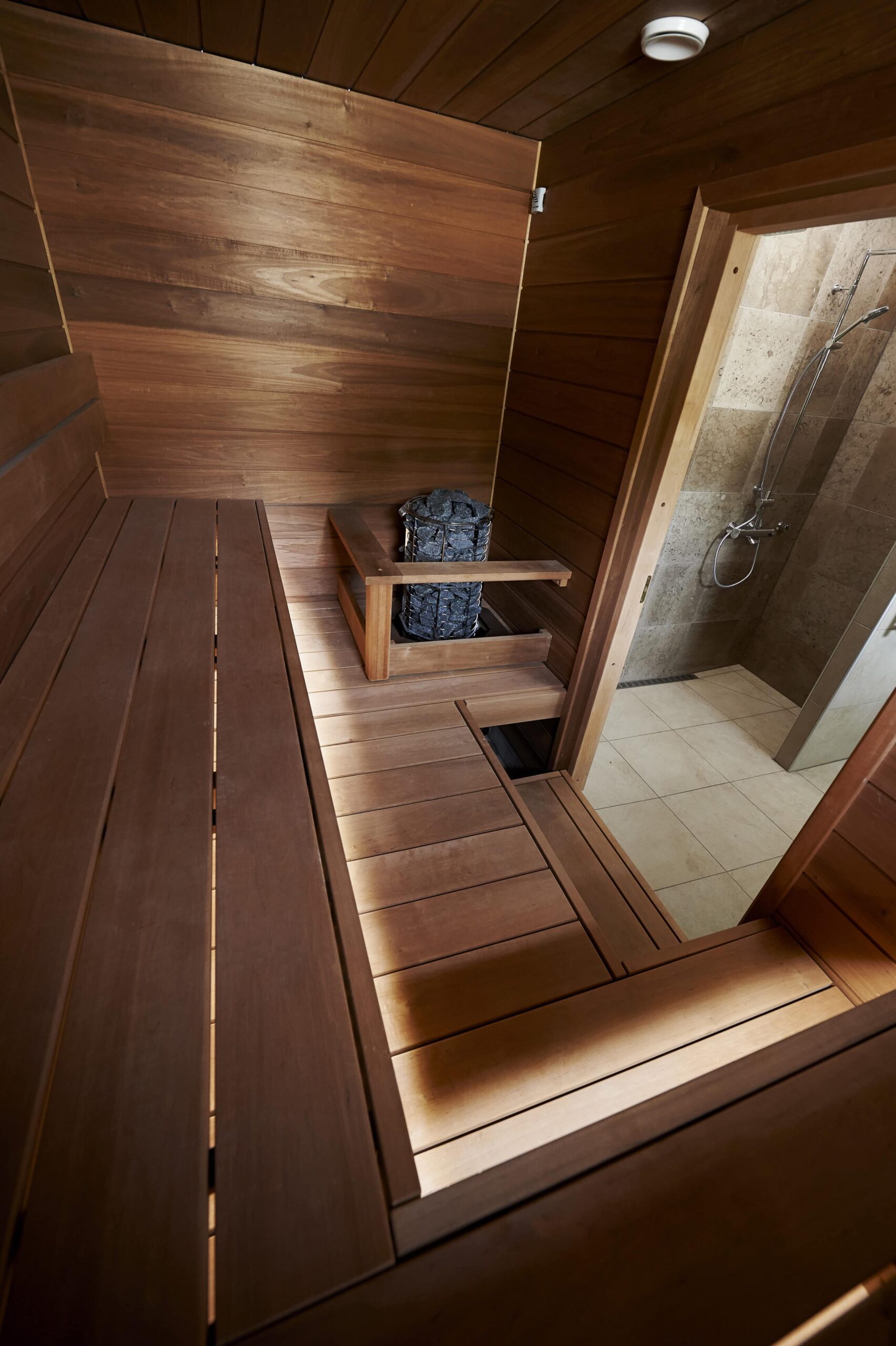 The L-shaped floor of Sun Sauna's Relax collection is made of 140 mm wide heat-treated aspen.  
