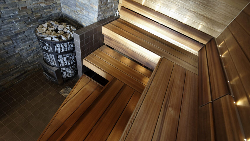Miten toteuttaa häikäisemätön sauna valaistus? – Sijoita valonlähteet oikein ja korosta saunasi parhaita yksityiskohtia tunnelmasta tinkimättä